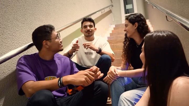 Jovens do Aliança conversando e compartilhando momentos de comunhão